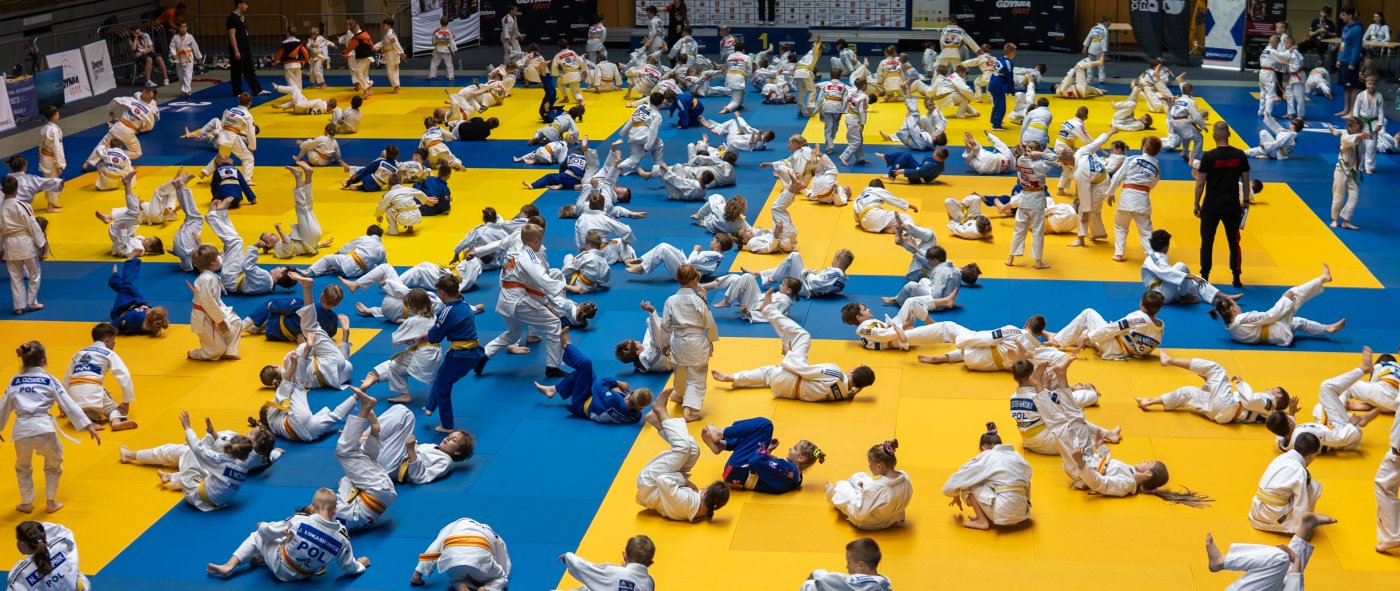 Judocy rozgrzewający się na tatami przed turniejem Judo Baltic Cup 2025 (fot. Zbigniew Sobisz)