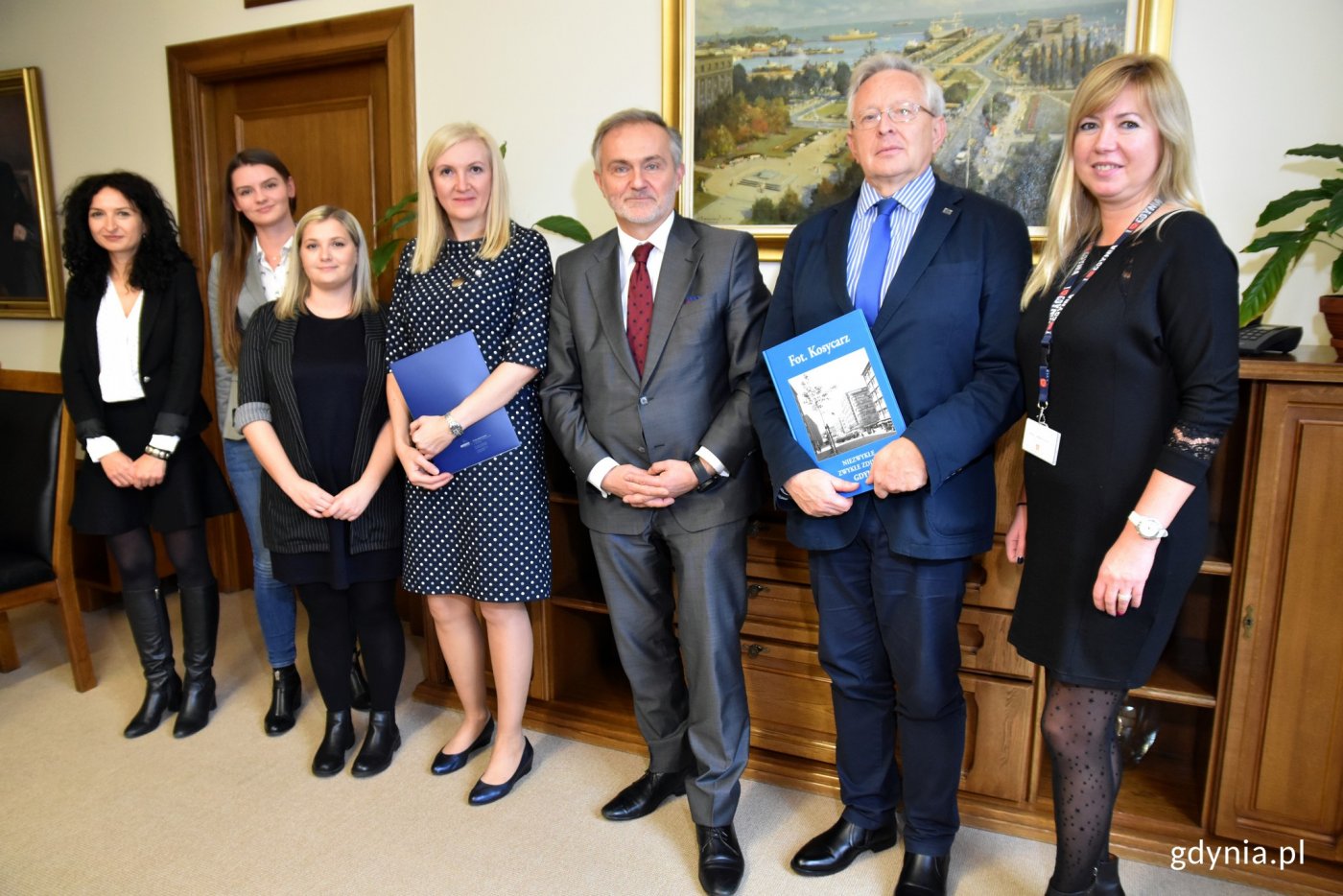 Laureatki konkursu na najlepszą pracę dyplomową poświęconą tematyce rozwoju gospodarczego naszego miasta wraz z prezydentem Gdyni Wojciechem Szczurkiem, recenzentem prof. Tadeuszem Palmowskim oraz członkami komisji konkursowej // fot. Magdalena Czernek