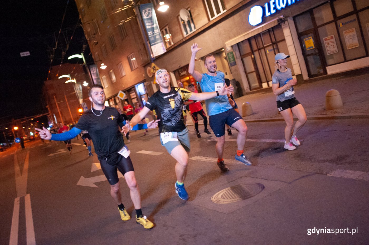 Biegacze na trasie Nocnego Biegu Świętojańskiego w Gdyni (fot. gdyniasport.pl)