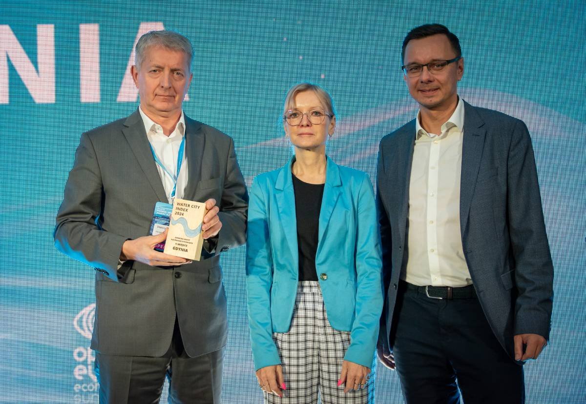 od lewej: prezes zarządu PEWIK Gdynia Walery Tankiewicz ze statuetką, dr inż Klara Ramm oraz Krzysztof Kutek (fot. Tomasz Wolak, materiał prasowy Kongresu „Miasto-Woda-Jakość życia”)