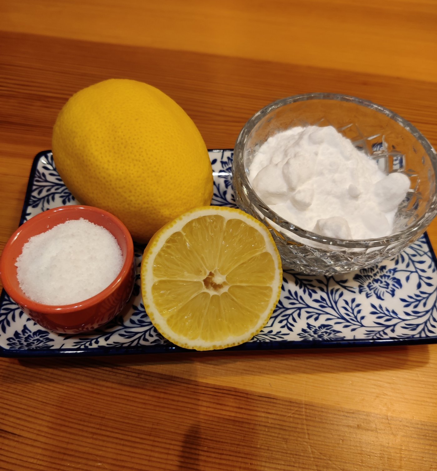 Podstawowe składniki domowych środków czyszczących. Na zdjęciu talerzyk, a na nim miseczka z solą kuchenną, miseczka z sodą oczyszczoną oraz cytryna. (fot. Anna Bubel)