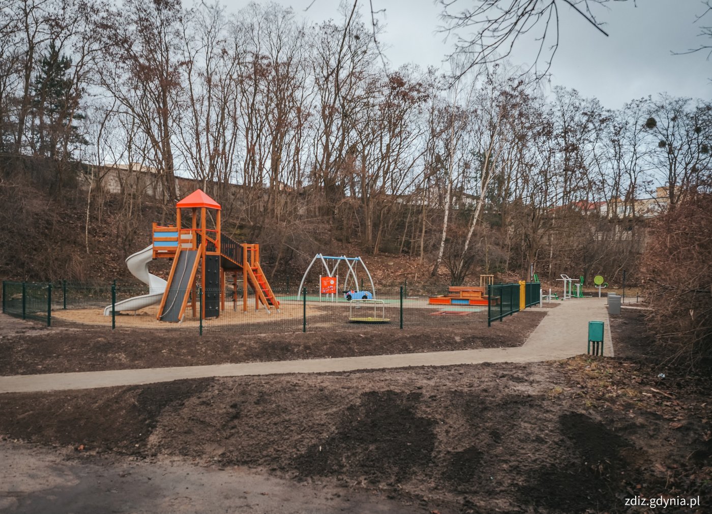 widok na plac zabaw, sprzęty siłowe i zabawowe