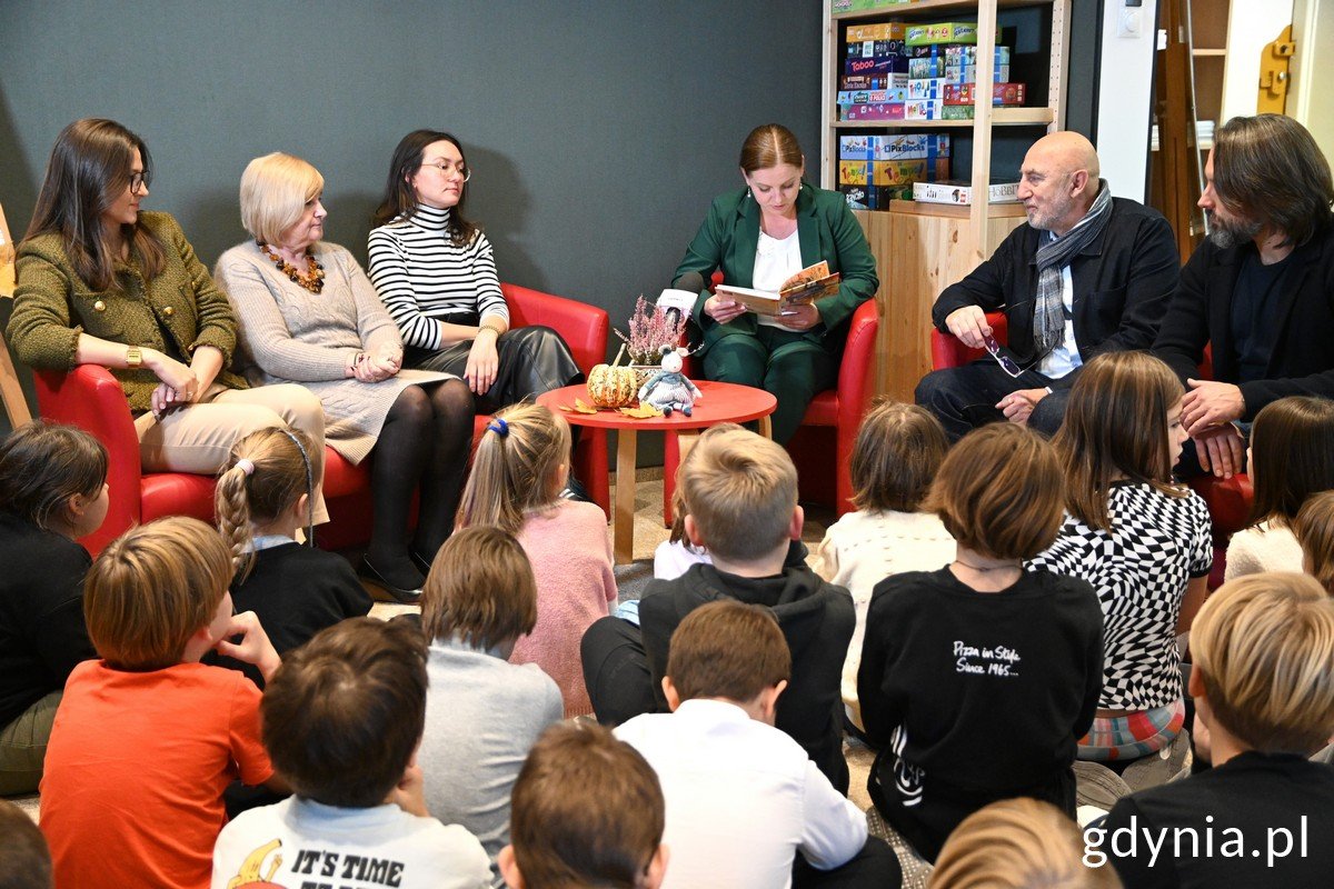 Pierwsze wspólne czytanie w SP nr 13. Na zdj. m.in. prezydent Aleksandra Kosiorek, dyrektor Teatru Muzycznego Igor Michalski i dyrektorka SP nr 13 – Jolanta Matulewicz (fot. Magdalena Śliżewska)