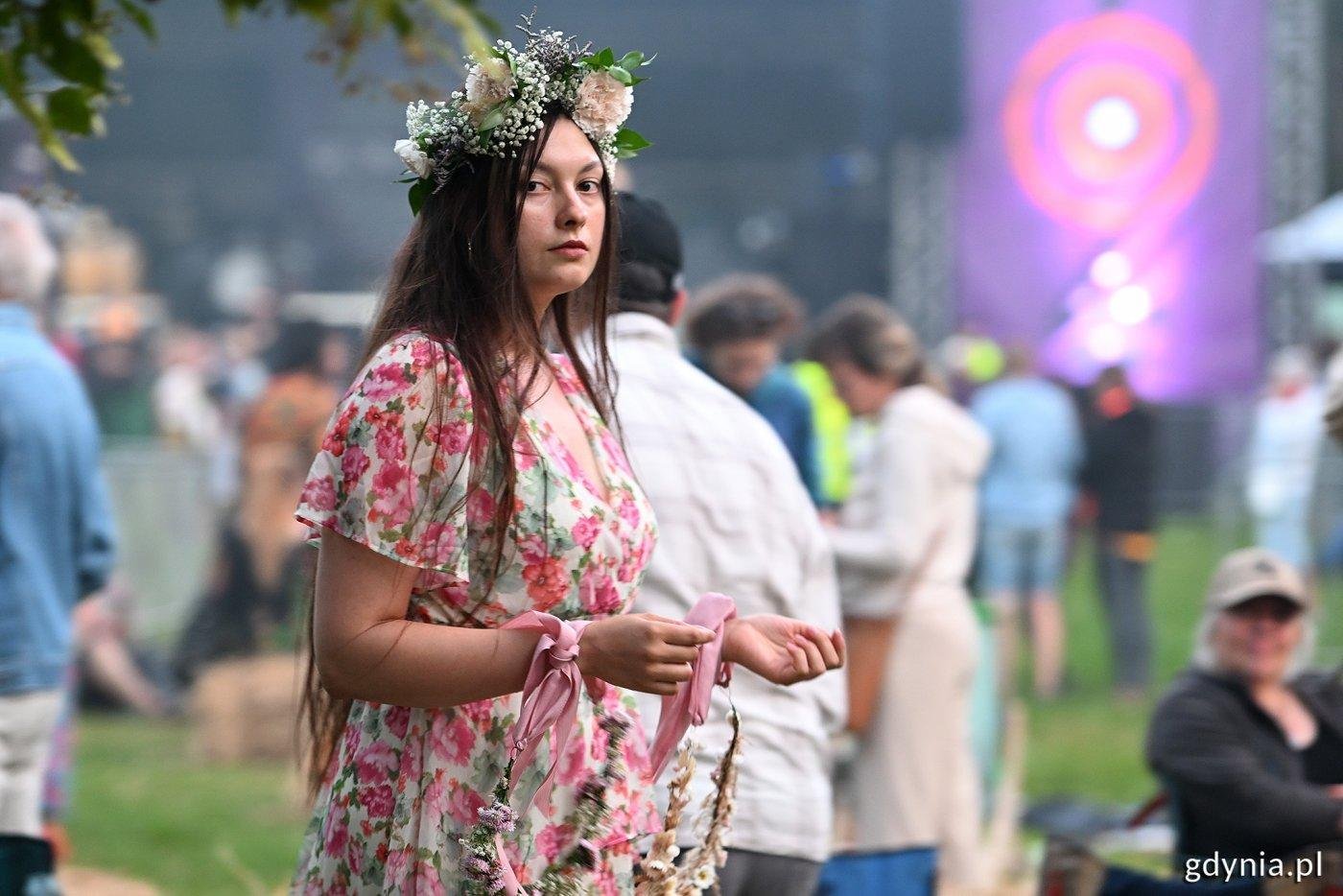 Młoda dziewczyna z wiankiem na głowie