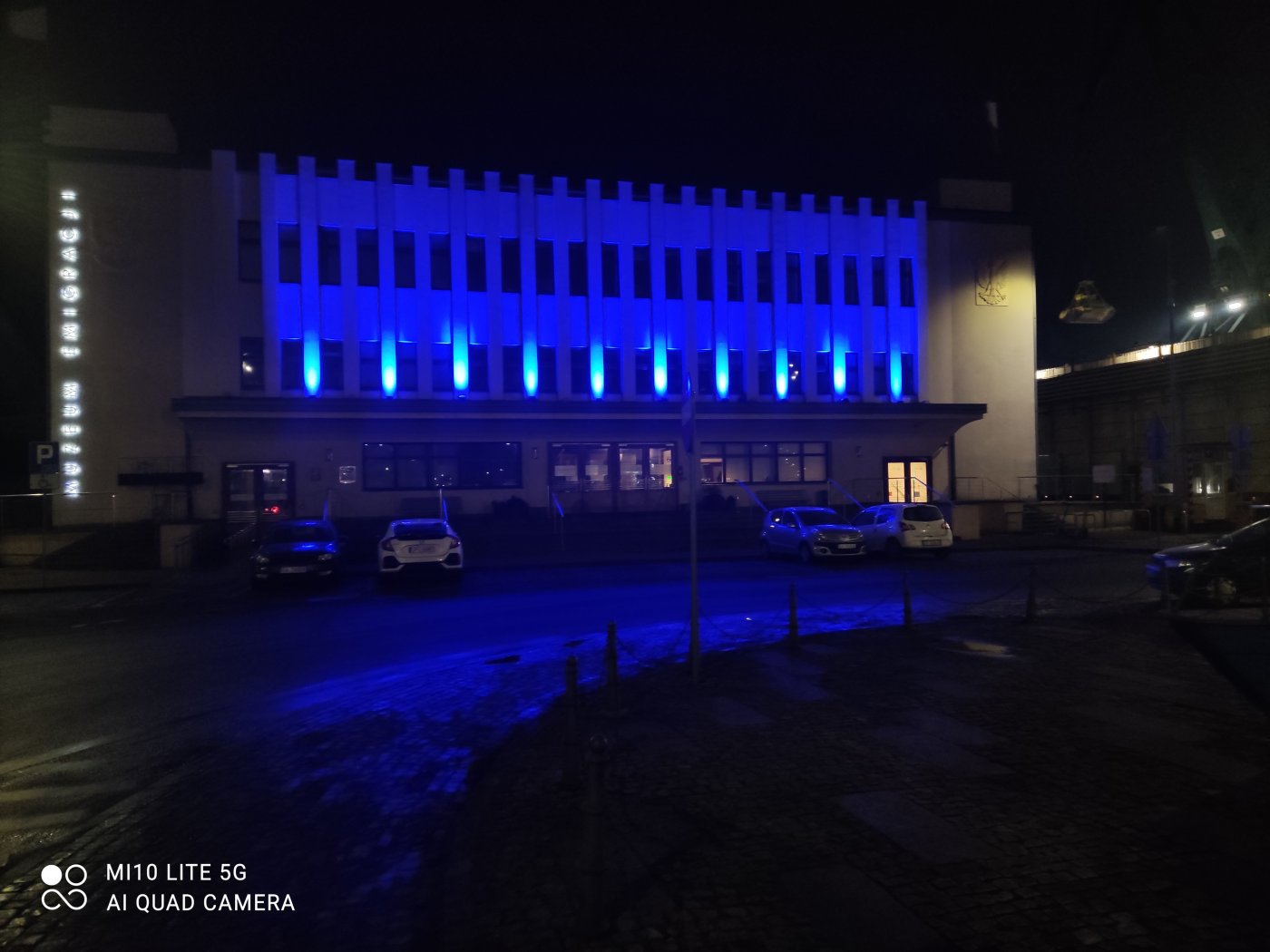 Wczoraj w Gdyni Muzeum Emigracji, a w całej Polsce charakterystyczne dla danych miast budynki zostały podświetlone na niebiesko z okazji Dnia Międzynarodowych Praw Dziecka // fot. Anna Posłuszna