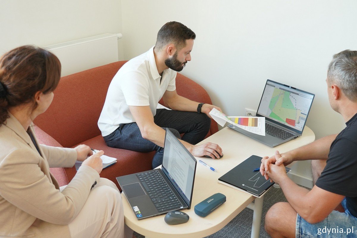 Pierwszy dyżur projektanta w Przystani Widna 2A. Na zdj. (od prawej): mieszkaniec, projektant oraz Iwona Markešić, dyrektor Biura Planowania Przestrzennego Miasta Gdyni (fot. Magda Śliżewska)