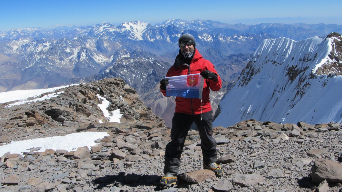 Przemysław Lebiedziński na szczycie Aconcagua (6962 m n.p.m.) z flagą Gdyni (fot. M. Plachetka)