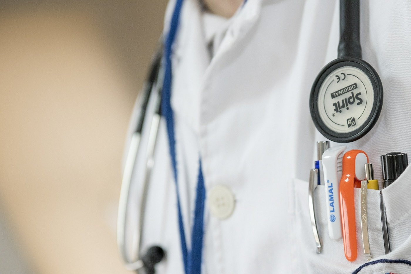 Lekarz w białym fartuchu z przewieszonym stetoskopem // fot. pixabay.com