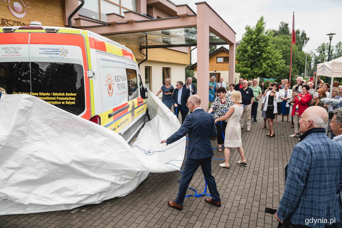 Nowa karetka trafiła już do gdyńskiego hospicjum. W jej symbolicznym przekazaniu wzięli udział członkowie trójmiejskich Lions Club, pracownicy hospicjum i przedstawiciele gdyńskiego samorządu, fot. Kamil Złoch