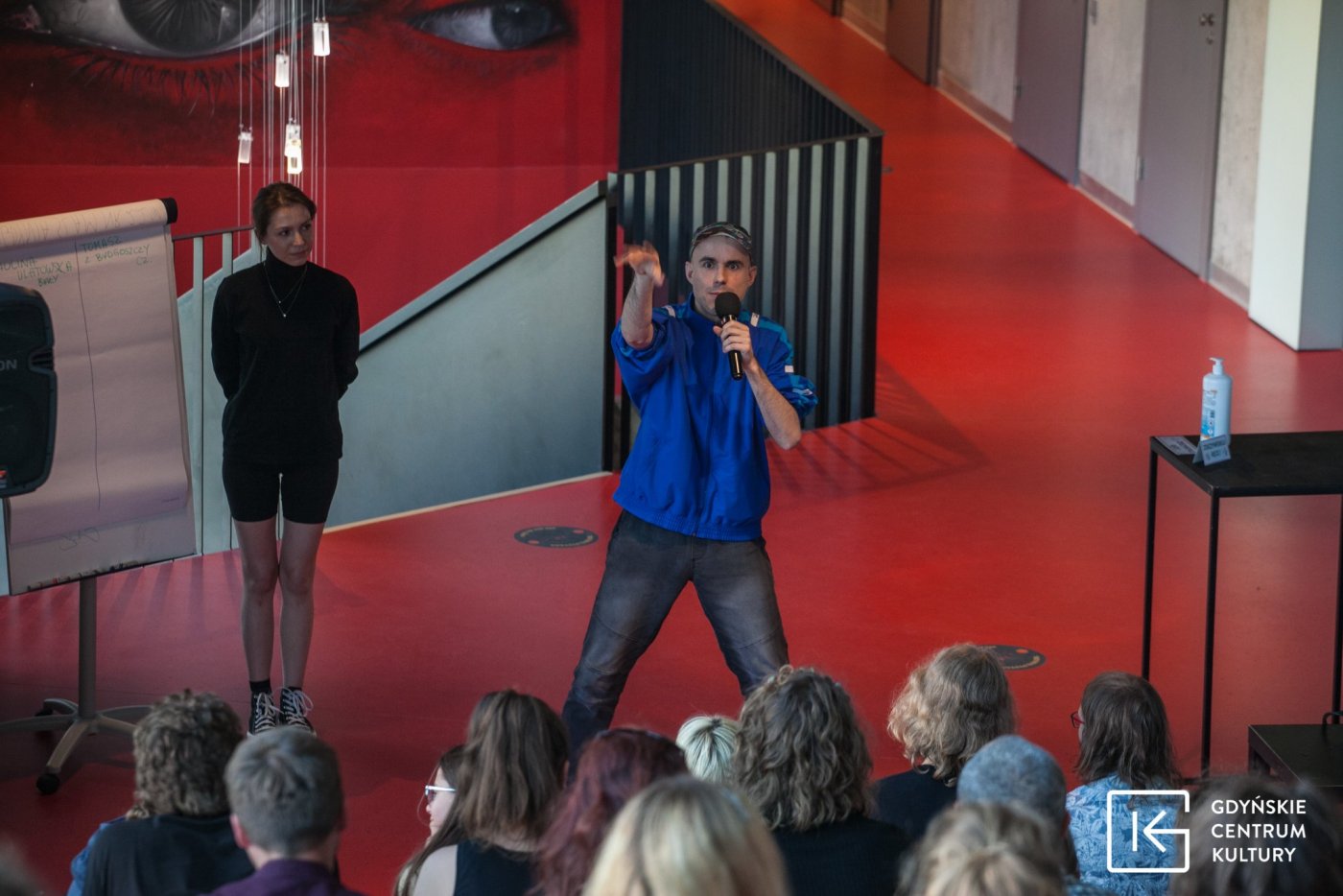 Jeden z poetów performerów prezentuje swoją twórczość. Zdjęcie archiwalne z wydarzenia Gdynia Slam nr 22 w Gdyńskim Centrum Filmowym // fot. Adam Małecki