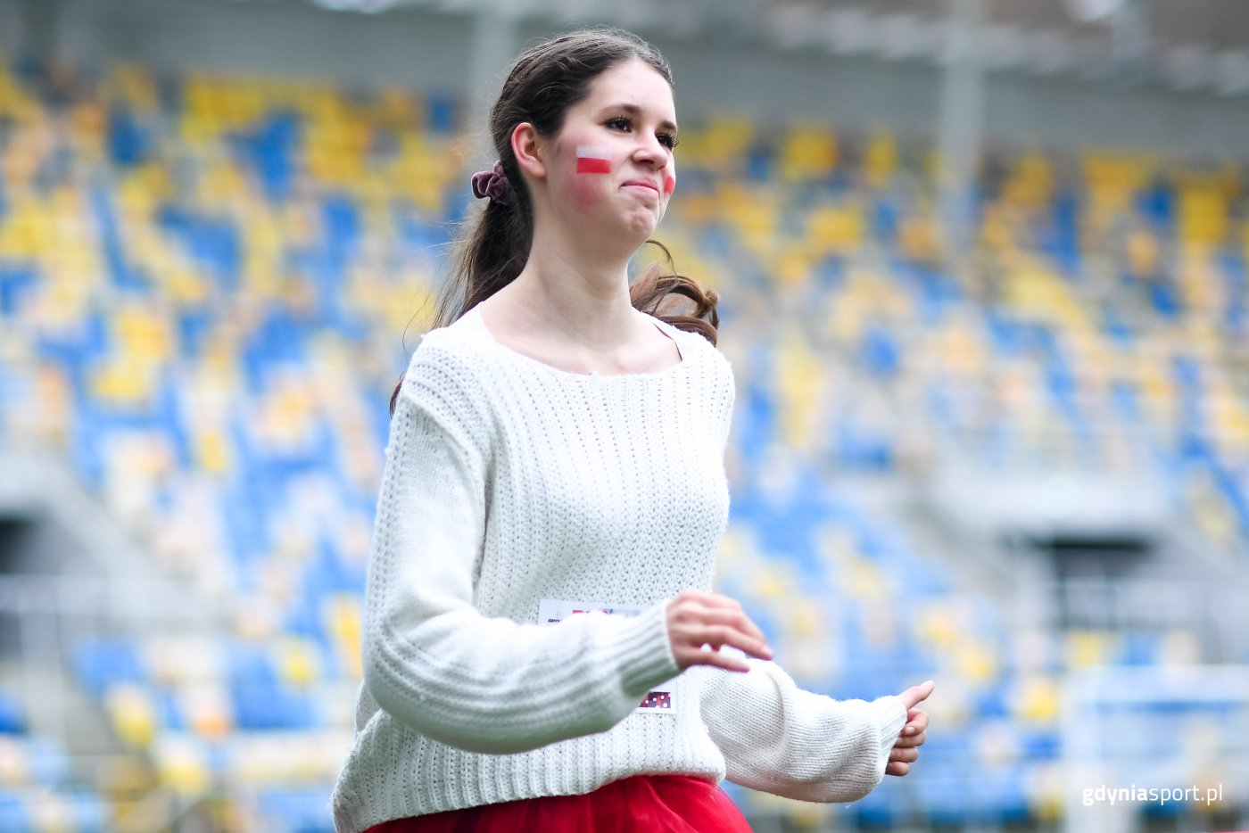 Uśmiechnięta zawodniczka Biegu Niepodległości w Gdyni (fot. gdyniasport.pl)