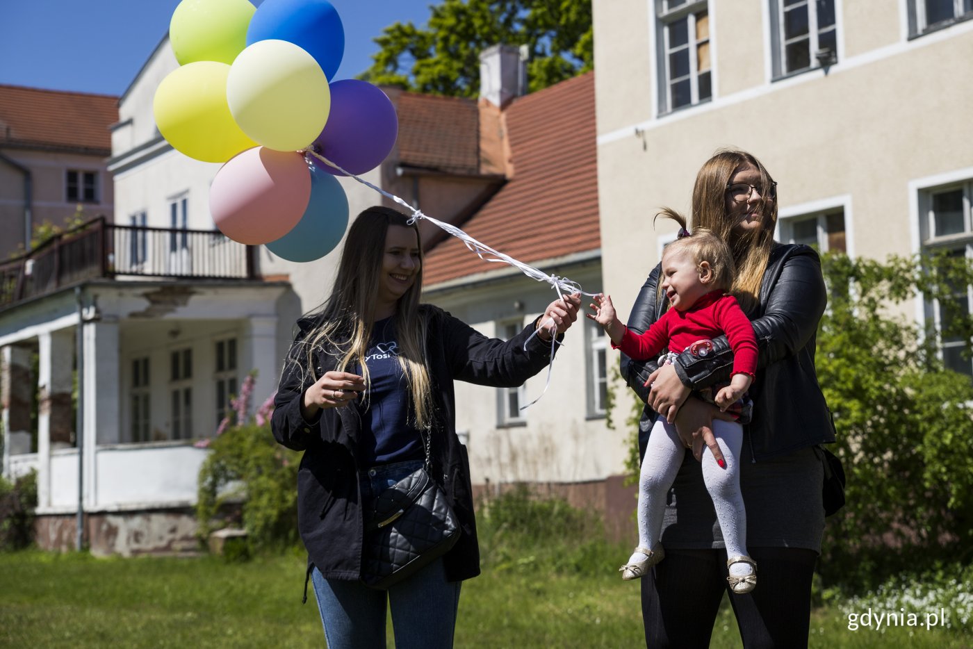 Uśmiechnięta Tosia na rękach mamy - Patrycji Popławskiej - podczas kawalkady zorganizowanej 31 maja br. // fot. Przemysław Kozłowski