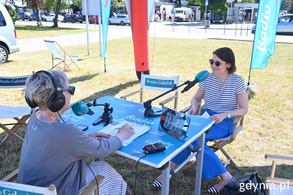 Radio Gdańsk gościem w Gdyni. Na zdj. (od prawej): wiceprezydent Katarzyna Gruszecka-Spychała i prowadząca audycję Magda Szpiner // fot. Magda Śliżewska