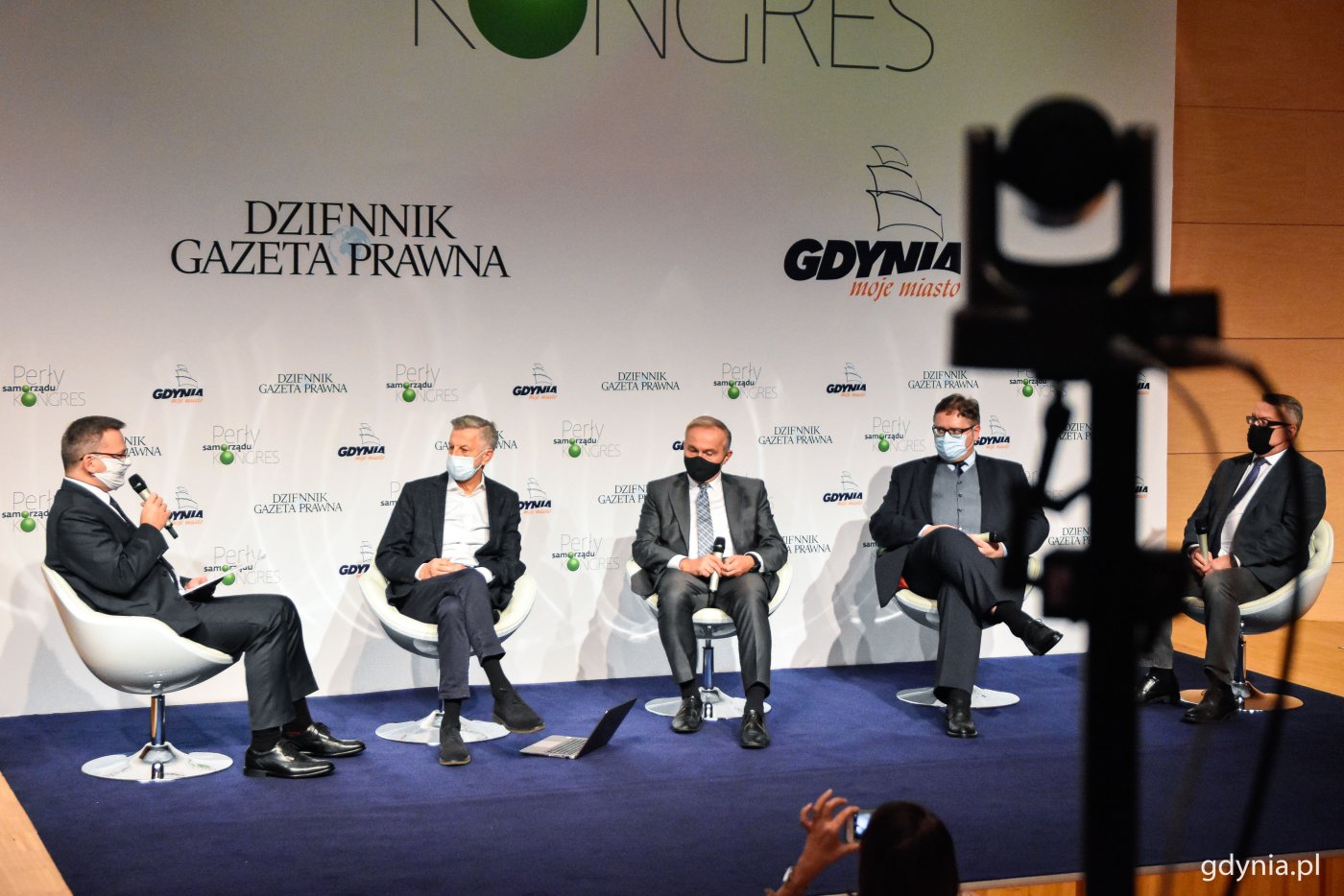 Sesja otwierająca tegoroczną edycję kongresu. Trzeci od lewej siedzi Wojciech Szczurek, prezydent Gdyni, fot. Kamil Złoch