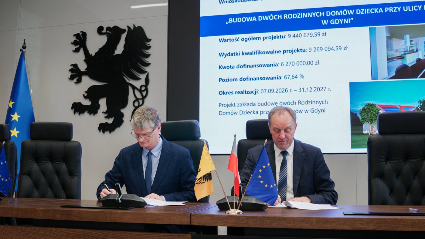 Wiceprezydent Gdyni Rafał Geremek oraz marszałek województwa pomorskiego Mieczysław Struk podpisują umowę na budowę dwóch rodzinnych domów dziecka na Babich Dołach (fot. Karolina Ford)