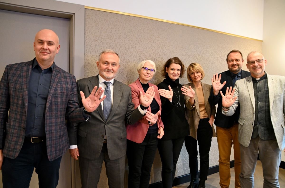 Gdynia wspiera Światowy Dzień Adopcji. Na zdjęciu od lewej: Rafał Klajnert - Sekretarz Miasta i Dyrektor Urzędu Miasta Gdyni, Wojciech Szczurek - Prezydent Gdyni, Joanna Zielińska - Przewodnicząca Rady Miasta Gdyni, Katarzyna Gruszecka-Spychała - Wiceprezydent Gdyni ds. gospodarki, Aleksandra Mendryk - Skarbnik Miasta Gdyni, Marek Łucyk - Wiceprezydent Gdyni ds. rozwoju oraz Michał Guć - wiceprezydent Gdyni ds. innowacji.// fot. Karolina Szypelt