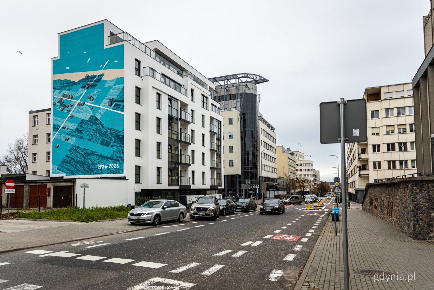 Nowy mural (widoczny na zdjęciu z lewej strony) jest już gotowy i nawiązuje do historycznej fotografii z okresu początków powstawania Gdyni (fot. Kamil Złoch)