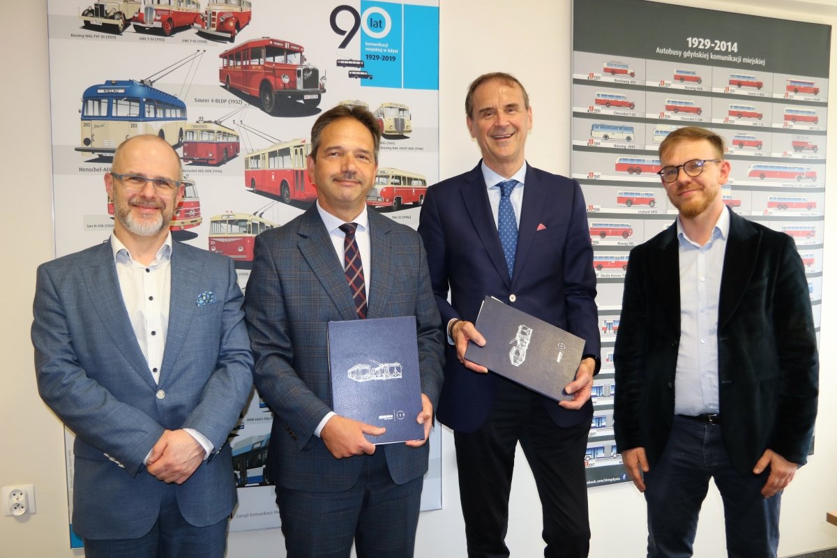 Podpisanie umowy pomiędzy ZKM Gdynia a Relobus Transport Polska. Na zdjęciu widoczni od lewej: Piotr Fichtel, zastępca dyrektora ZKM w Gdyni, Hubert Kołodziejski, dyrektor ZKM w Gdyni, Tomasz Rochowicz, prezes zarządu Relobus Transport Polska sp. z o.o. oraz Krzysztof Liszewski, dyrektor Rynku Komunikacji Miejskiej Relobus Transport Polska sp. z o.o. (fot. Marcin Gromadzki/ZKM Gdynia)