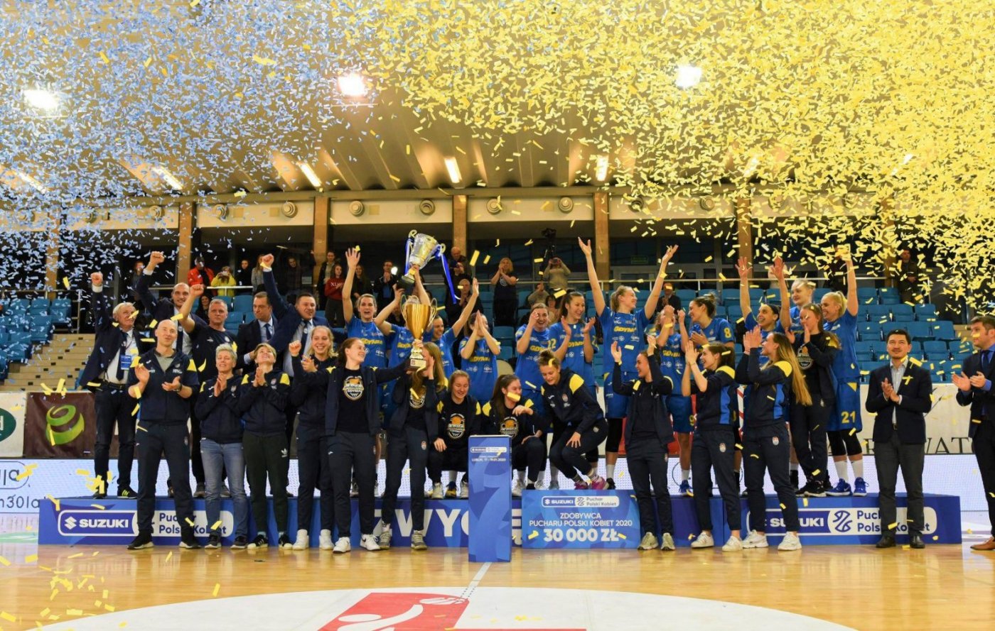 Koszykarki Arki Gdynia i GTK Arki Gdynia świętują zdobycie Pucharu Polski 2020