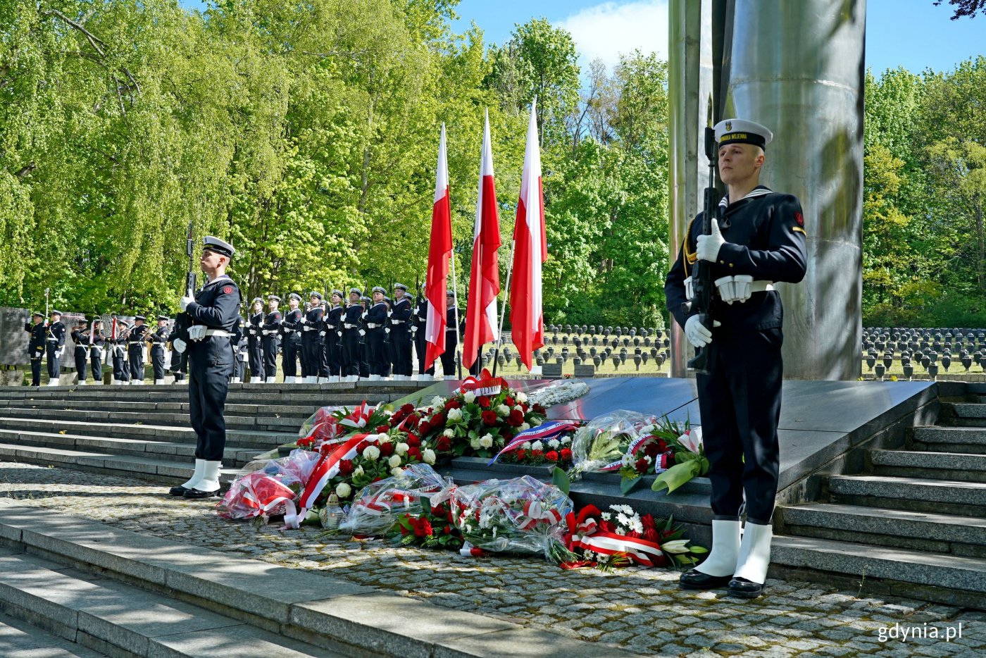 Posterunek honorowy przed pomnikiem Obrońców Wybrzeża na Cmentarzu Wojennym w Redłowie podczas uroczystości z okazji 80. rocznicy zakończenia II wojny światowej (fot. Magdalena Czernek)