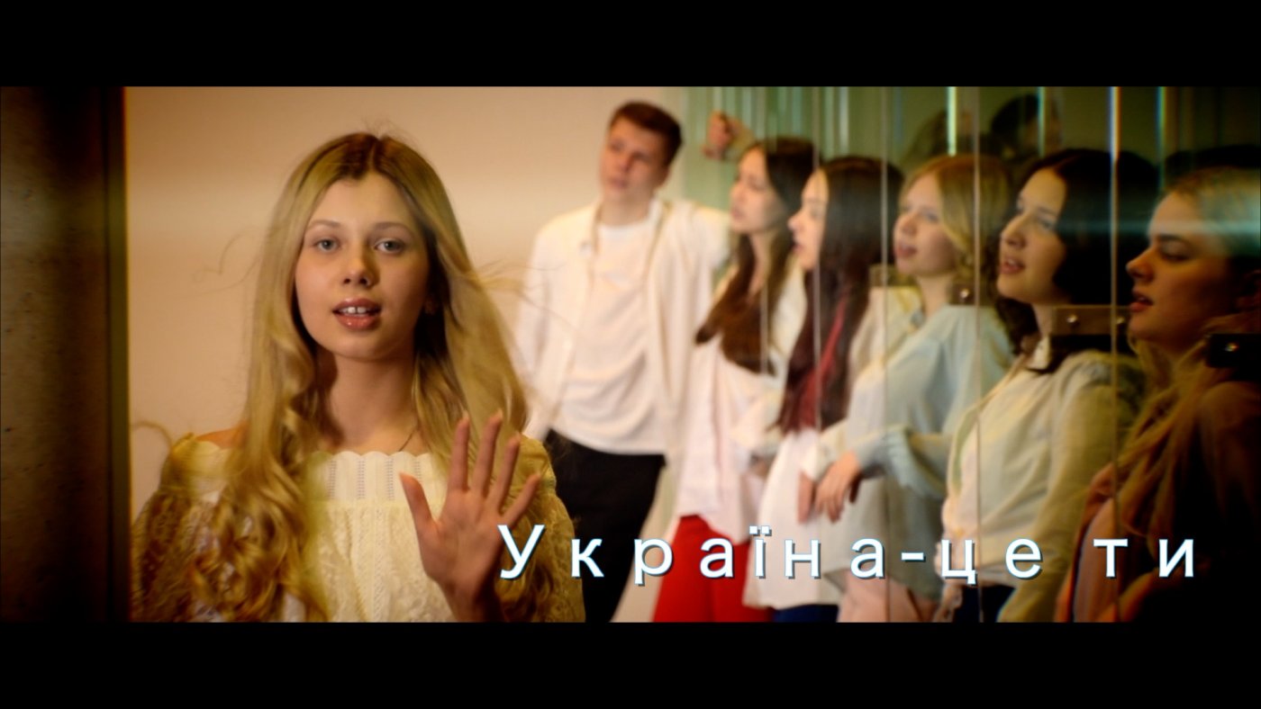 Fragment teledysku „Ukraina to Ty”. Na zdj. Veronika Kolomoitseva (pierwsza z lewej) i zespół „Granda” // mat. prasowe MDK