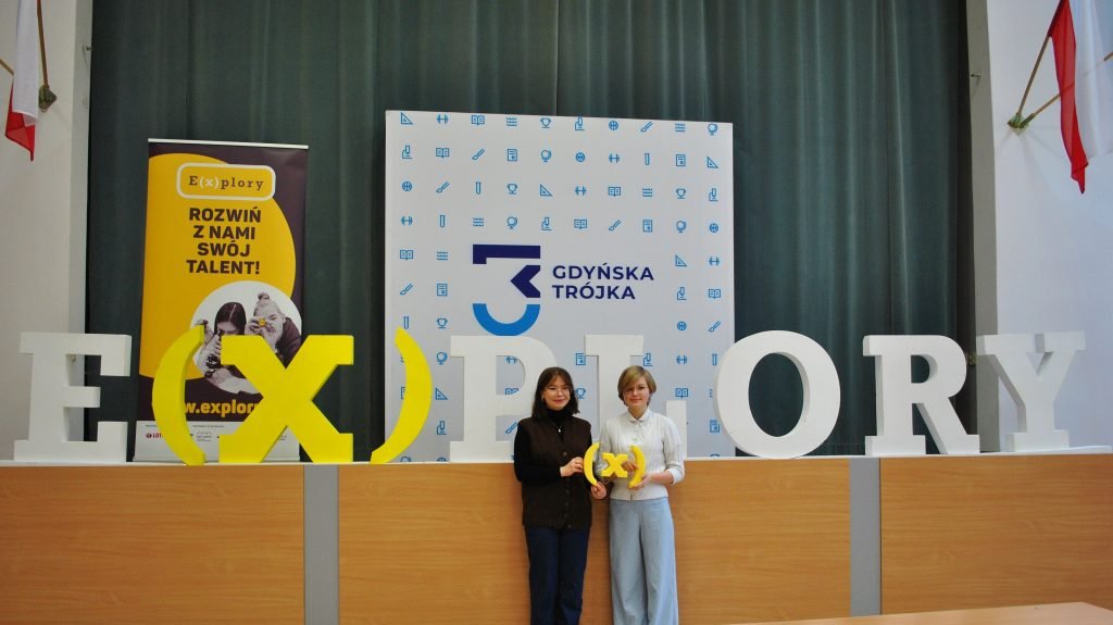Maja Główczewska i Aleksandra Cichy z III LO w Gdyni zaprezentowały projekt dotyczący eliminacji bakterii z gleby // fot. III LO