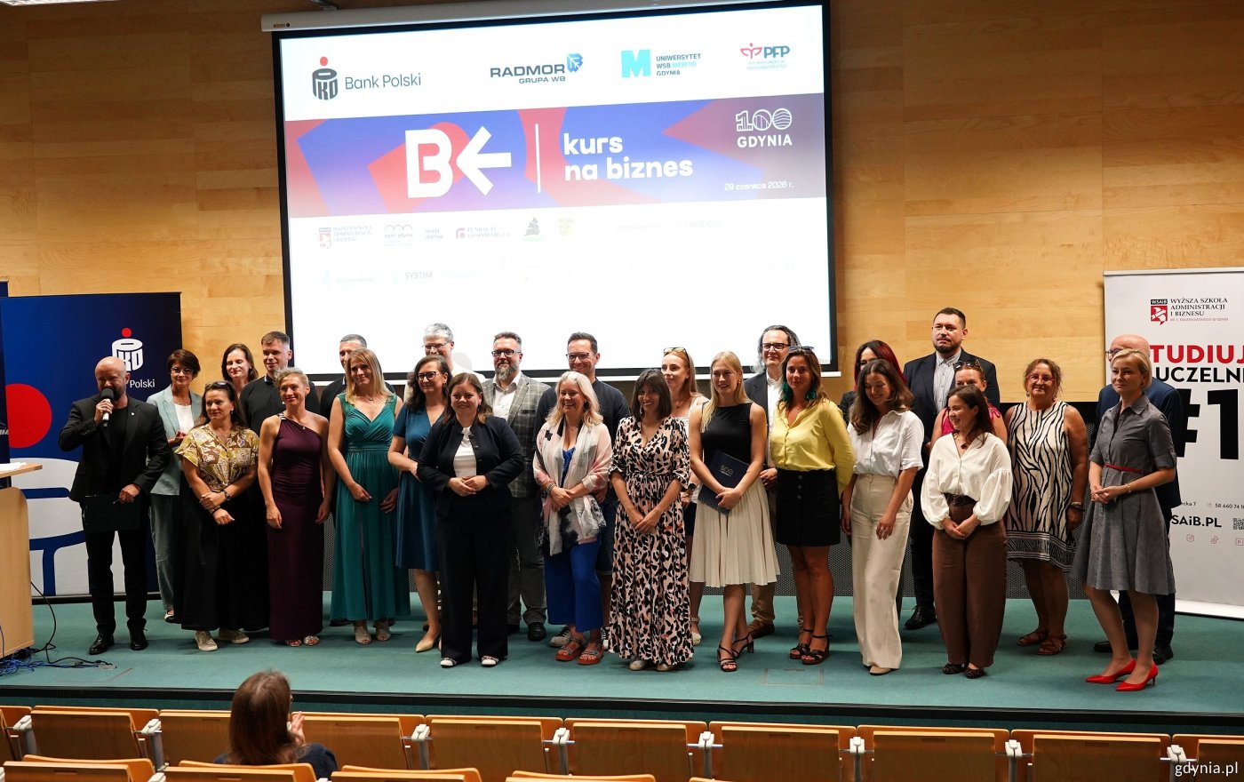 Na scenie laureaci i finaliści tegorocznej edycji „Kursu na biznes” w towarzystwie m.in. prezydent Gdyni Aleksandry Kosiorek i wiceprezydenta Gdyni Rafała Geremka oraz sponsorów konkursu (fot. Magda Śliżewska)