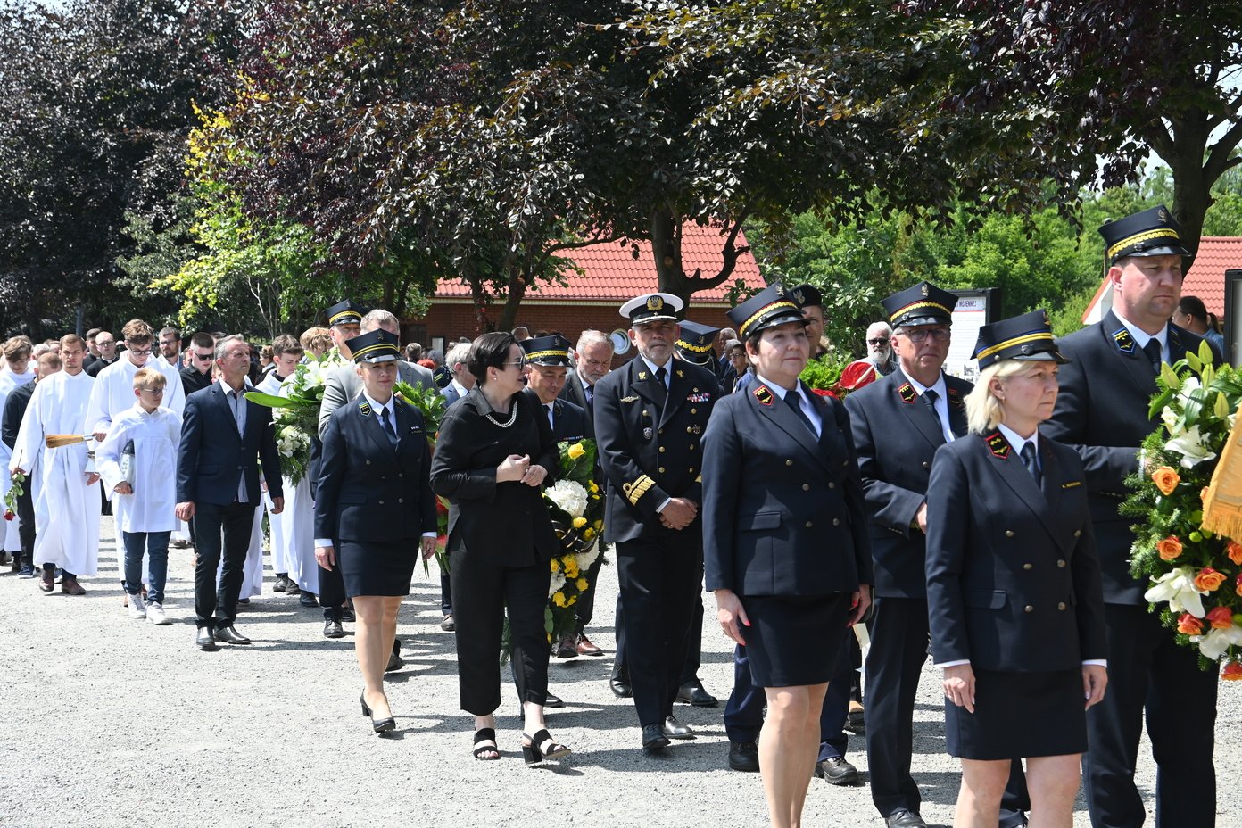 Tłumy ludzi, zebranych na cmentarzu Marynarki Wojennej na Oksywiu, pożegnały w środę 5 lipca księdza proboszcza Marka Wendego. Fot. Zygmunt Gołąb 