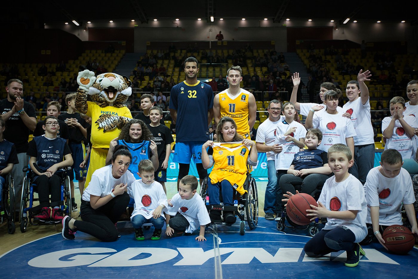 Uczestnicy gdyńskiego projektu OneTeam pokazali się na parkiecie w przewie meczu EuroCup z Albą Berlin, fot. Mariusz Mazurczak