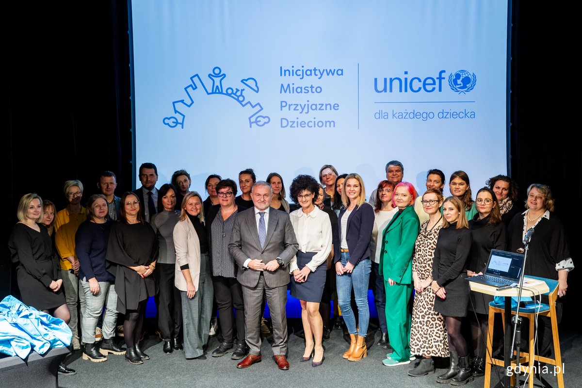 Uczestnicy spotkania w ramach programu Miasto Przyjazne Dzieciom UNICEF w Konsulacie Kultury w Gdyni, w środku Renata Bem, Dyrektor Generalna UNICEF Polska i Wojciech Szczurek, prezydent Gdyni. Fot. Przemysław Kozłowski