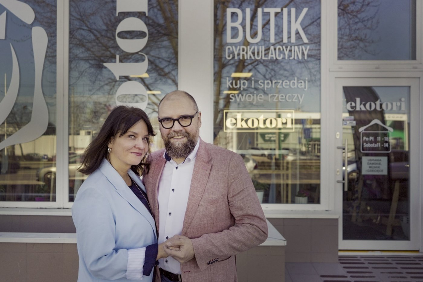 Aleksandra i Piotr Kabacińscy, właściciele firmy „Ekotori”, przed wejściem do butiku (fot. materiały Gdyńskiego Centrum Wspierania Przedsiębiorczości)
