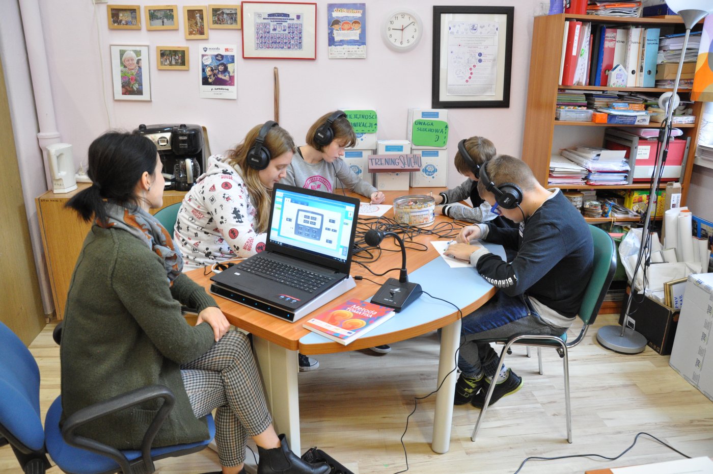 Uczniowie odsłuchują muzykę pobudzającą kanały słuchowo-kostne do pracy, fot. gdynia.pl