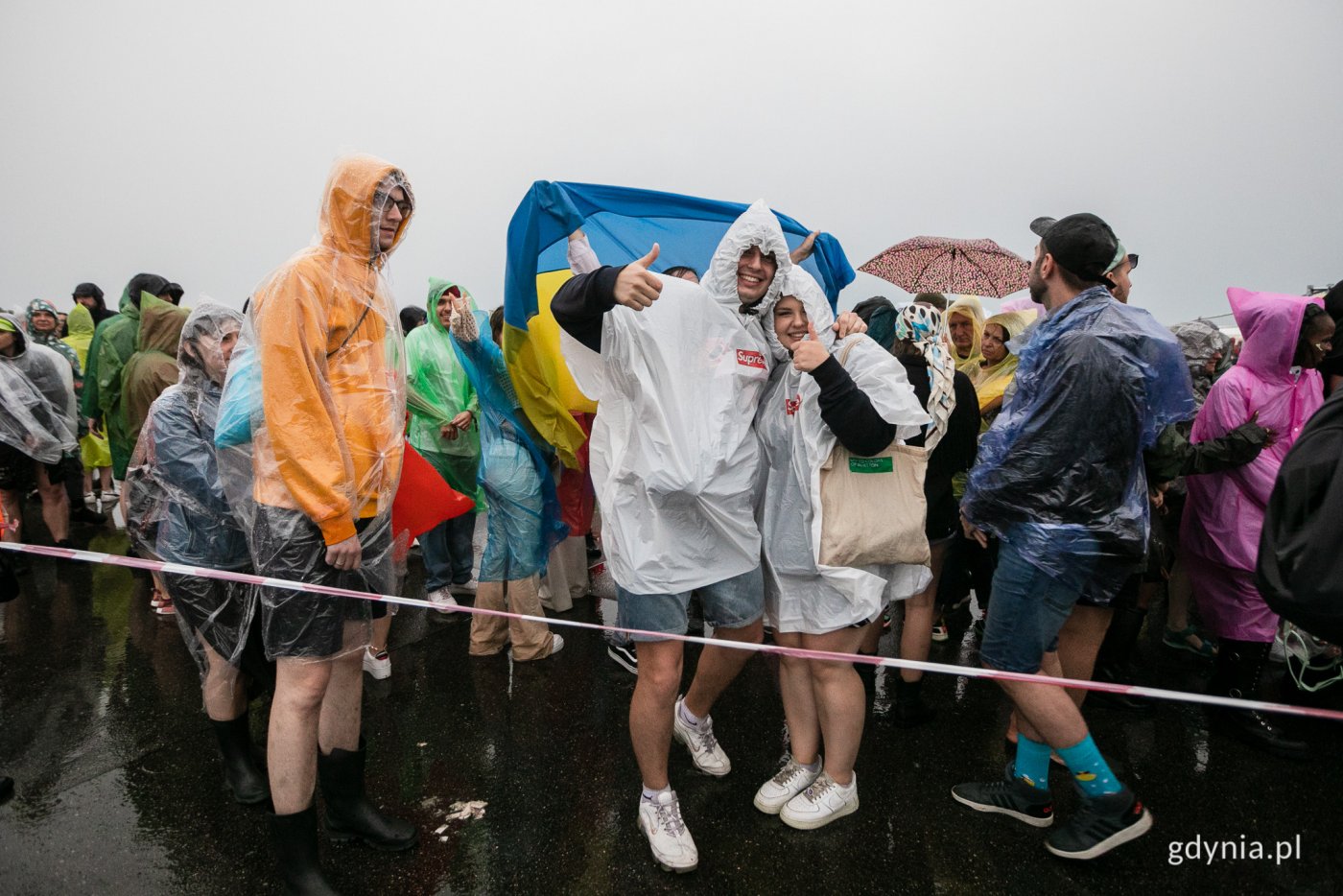 Mimo ewakuacji uczestnicy zachowali dobre nastroje. Wielu z nich zdecydowało się powrócić na festiwal w późniejszych godzinach // fot. Karol Stańczak