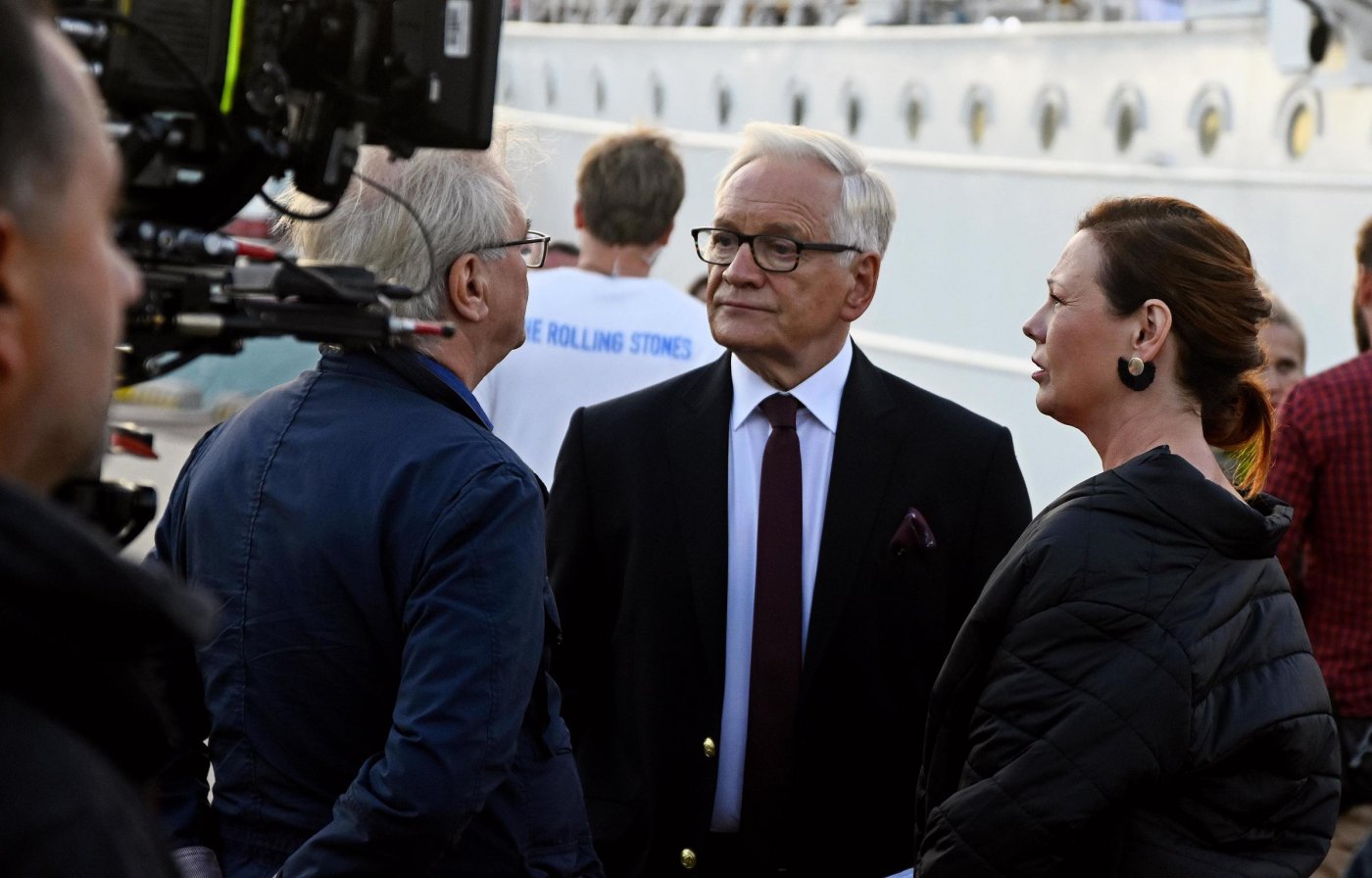 Plan zdjęciowy „Solid Gold” na Darze Pomorza, z lewej strony tyłem reżyser Jacek Bromski, w środku Andrzej Seweryn, po prawej Olena Leonenko, fot. Kamil Złoch