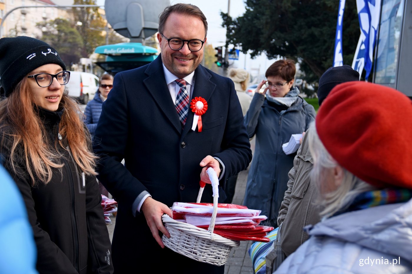 Flagi mieszkańcom Gdyni rozdawał wiceprezydent Marek Łucyk // fot. Paweł Kukla