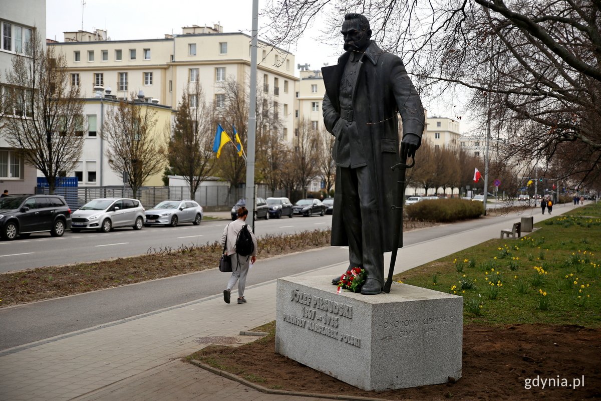 Marszałek Piłsudski nadal „patrzy” na Gdynię - jego pomnik został tymczasowo przeniesiony zaledwie kilkadziesiąt metrów dalej, fot. Przemysław Kozłowski