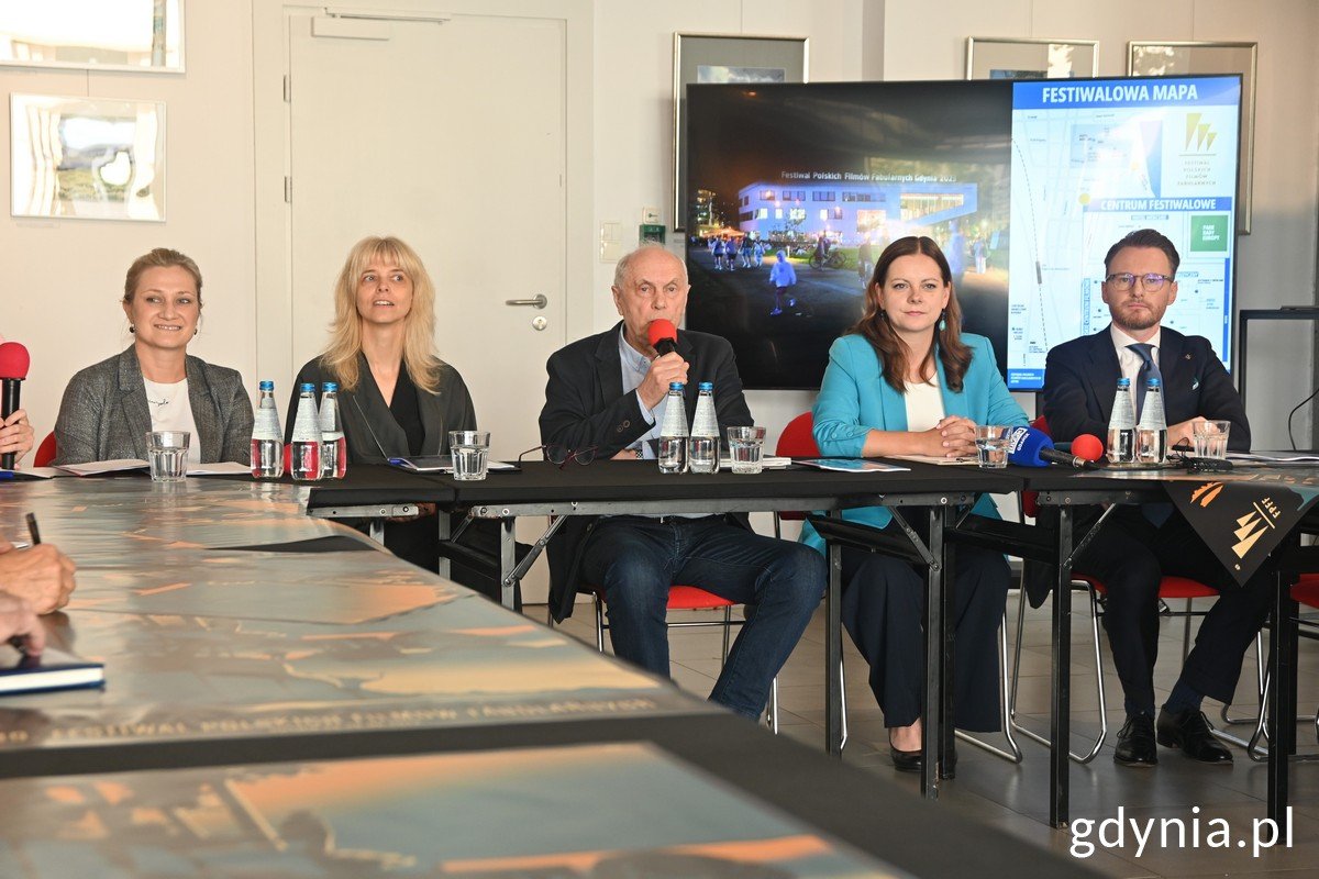 Konferencja 49. FPFF. Na zdj. (od prawej): Sławomir Staszak, prezes Energi, mecenasa wydarzenia, prezydent Gdyni Aleksandra Kosiorek, Leszek Kopeć, dyrektor FPFF, Joanna Łapińska, dyrektorka artystyczna FPFF oraz Agata Kozierańska-Burda, kierowniczka biura festiwalu (fot. Magdalena Śliżewska)