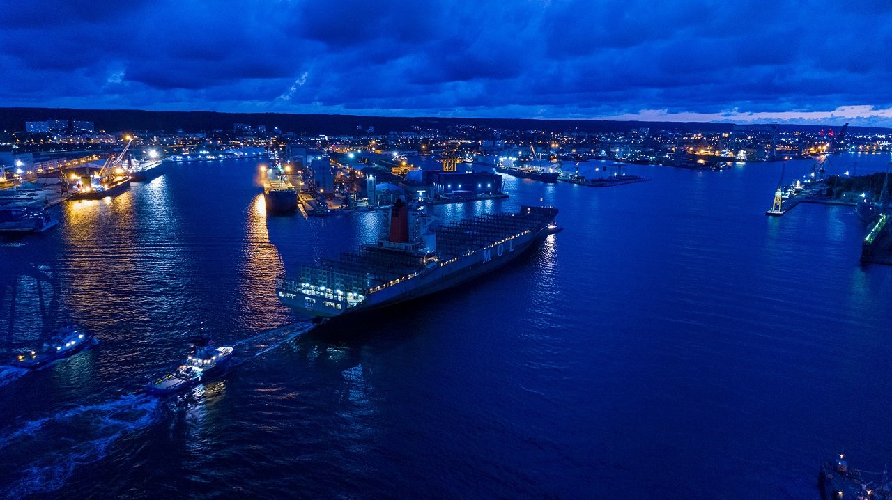 Portugalska „Hella” (na zdjęciu) na początku tygodnia rozpoczęła regularne połączenia oceaniczne z Gdyni do Stanów Zjednoczonych, fot. GospodarkaMorska.pl