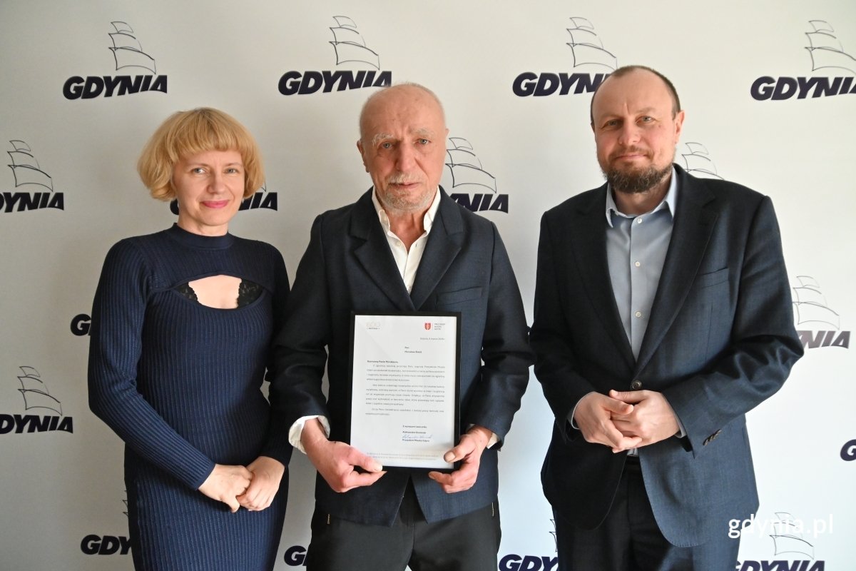 Wybitnego gdyńskiego malarza nagrodziła prezydent Gdyni. Na zdjęciu: Magdalena Rosman, członkini Gdyńskiej Rady Kultury, Mirosław Śledź oraz Mariusz Bzdęga, dyrektor zarządzający ds. kultury i aktywności mieszkańców.(fot. Łukasz Kamasz)