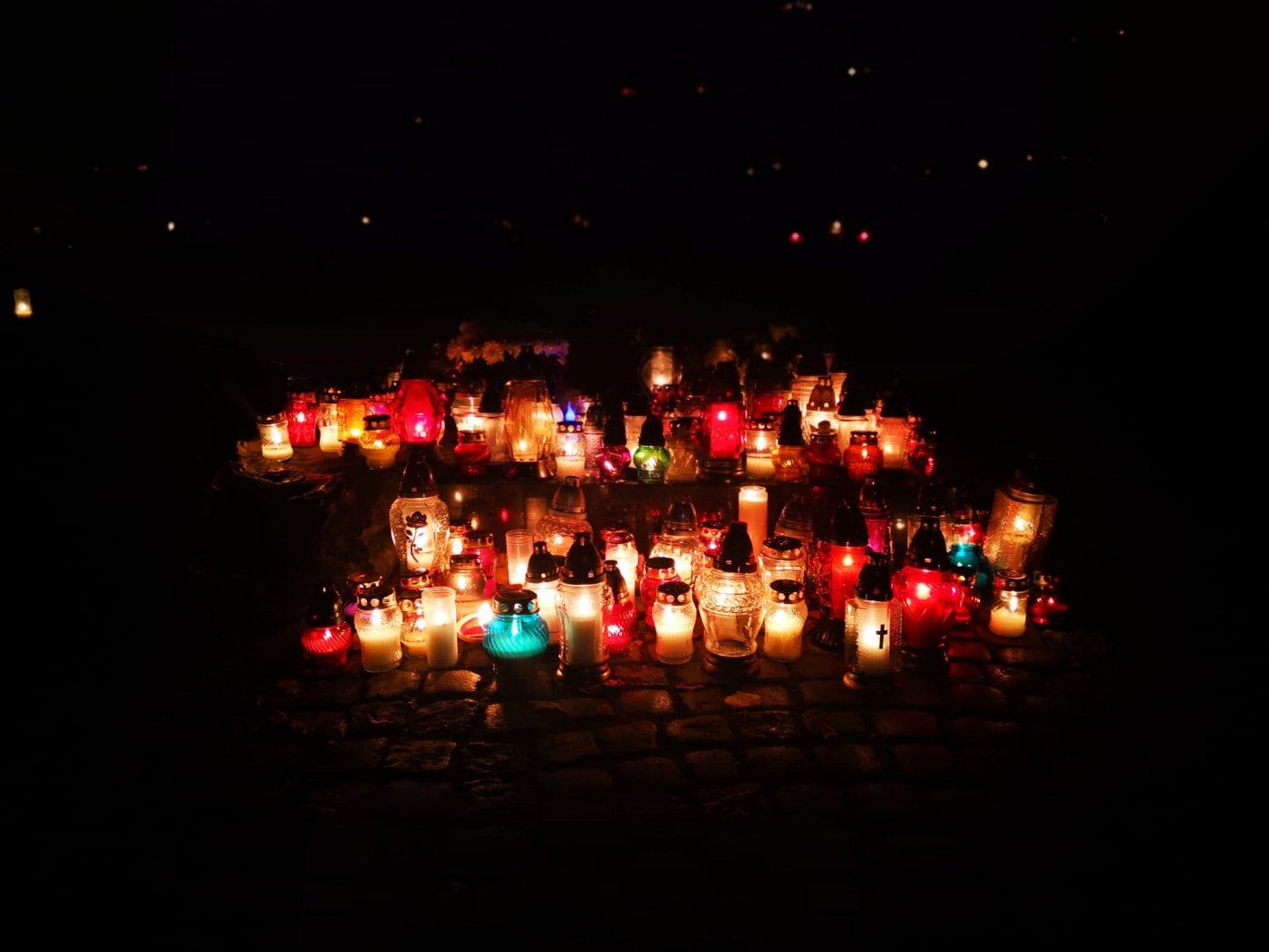 Zanim zapalimy znicze na grobach swoich bliskich, warto zadbać o podstawowe zasady, które pozwolą nam bezpiecznie wykorzystać dzień 1 listopada, fot. Karolina Szypelt / archiwalne