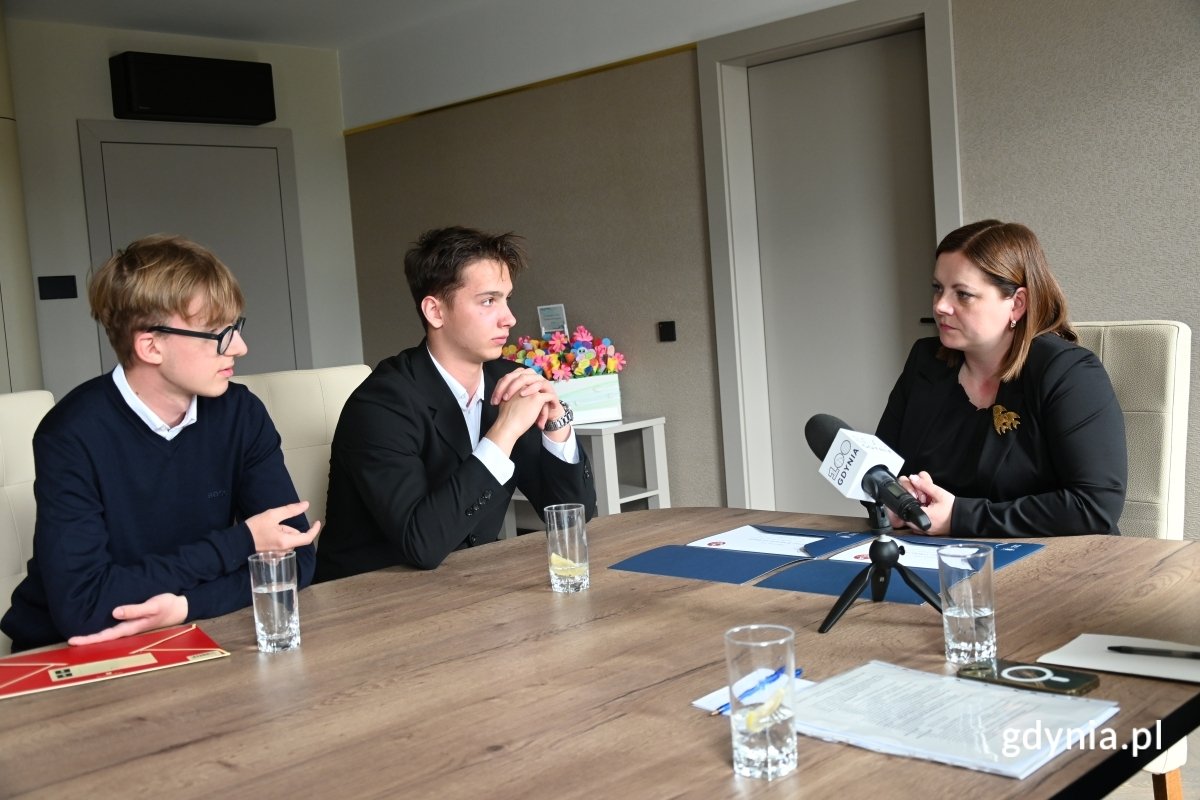 Laureaci konkursu, Franciszek Dlouchy i Leon Kropiewnicki opowiadali o swoich zwycięskich aplikacjach prezydent Gdyni Aleksandrze Kosiorek (fot. Zofia Marczak)