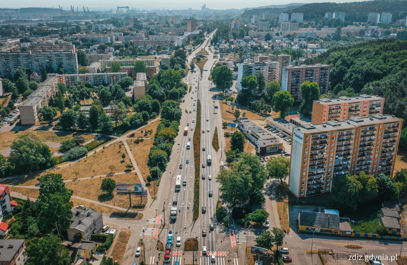 widok z góry na ul. Morską, ruch uliczny, budynki