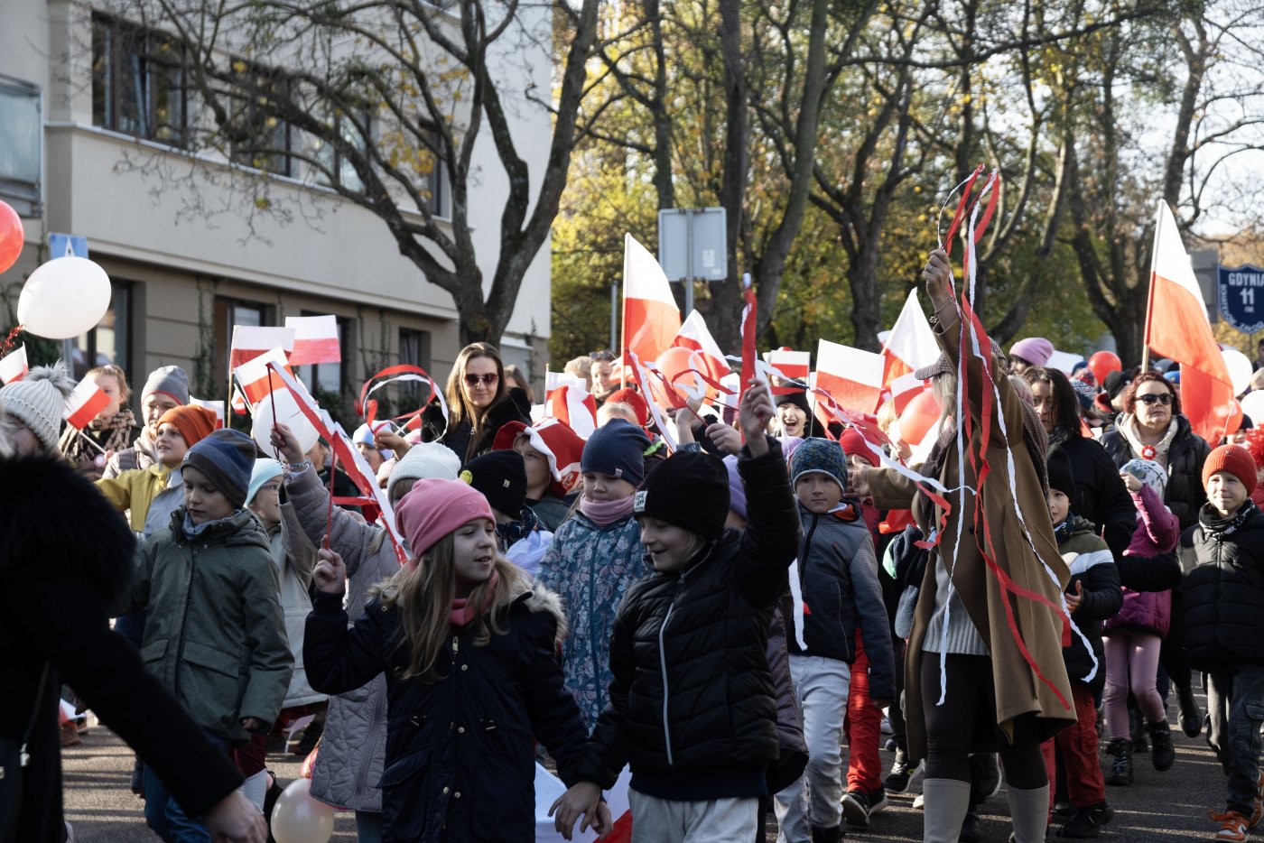 Parada Niepodległości w Orłowie, uczestnicy z biało-czerwonymi flagami // fot. Dominika Sobiech 