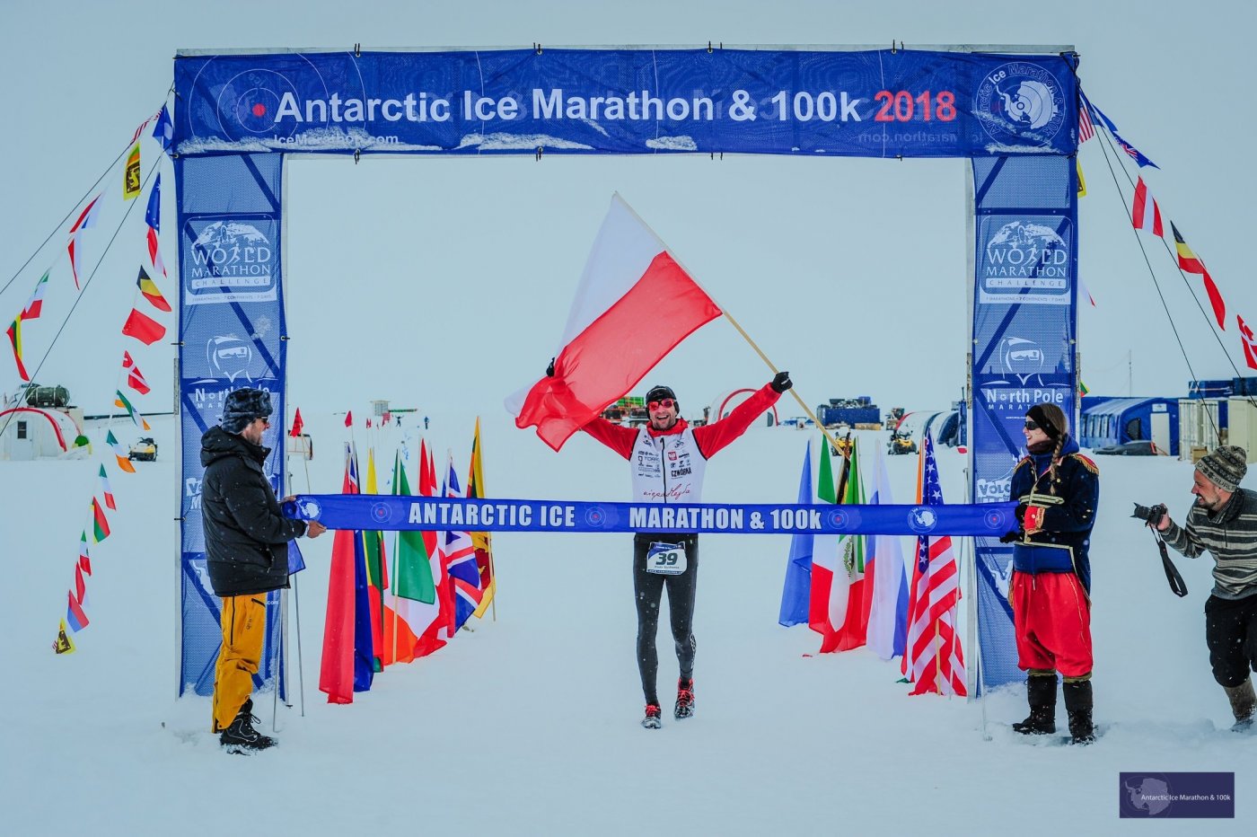 Piotr Suchenia na mecie Antarctic Ice Marathon 2018 // fot. Mark Colon