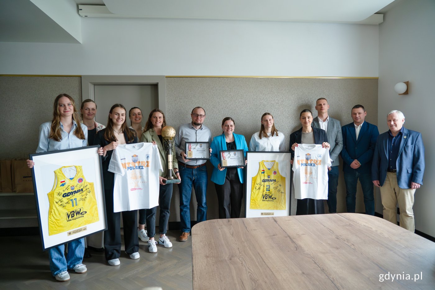 Po imponującym zwycięstwie w finałach Energa Basket Ligi, koszykarki VBW Arka Gdynia spotkały się z prezydent Aleksandrą Kosiorek i dyrektorem zarządzającym Mariuszem Bzdegą (fot. Natalia Kawalerowicz)