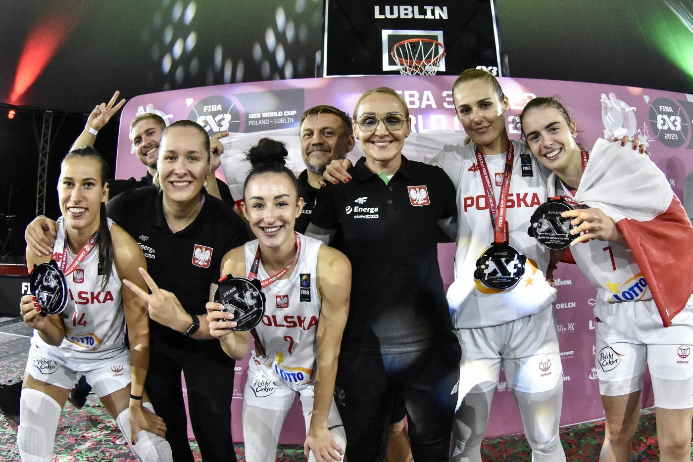 Reprezentacja Polski w koszykówce 3x3 z medalami za Wicemistrzostwo Świata.
