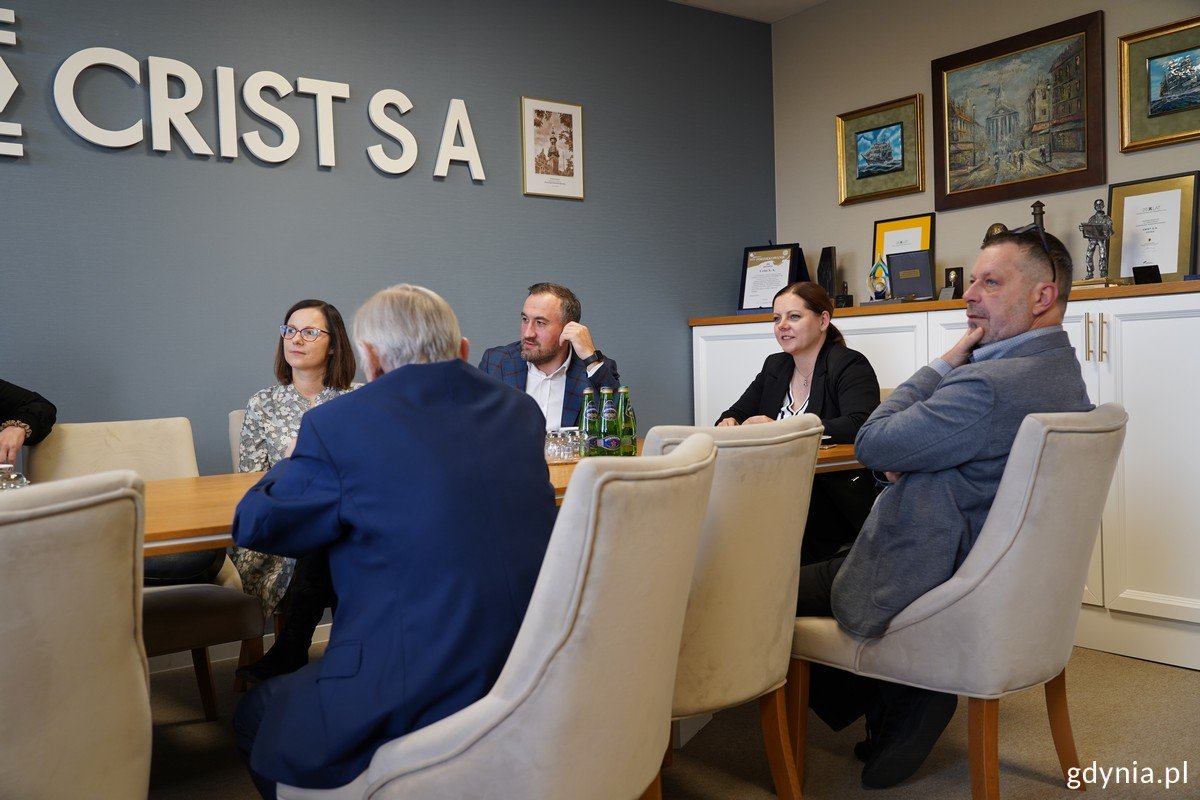 Spotkanie w Stoczni CRIST SA. Na zdjęciu: Aleksandra Kosiorek, prezydent Gdyni, Tomasz Augustyniak, wiceprezydent Gdyni, Tomasz Kłodda, członek zarządu firmy CRIST SA, Justyna Patyk, zastępca naczelnika Wydziału Polityki Gospodarczej UMG oraz Krzysztof Kulczycki, jeden z założycieli Stoczni CRIST SA i przewodniczący Rady Nadzorczej (fot. Magda Śliżewska)