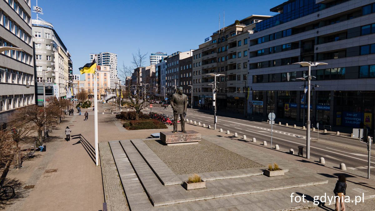 W Dniu Jedności Kaszubów Gdynia mieni się czarno-złotymi barwami – flagi dumnie powiewają na Placu Kaszubskim i wzdłuż Świętojańskiej, symbolizując kaszubską tożsamość miasta. (fot. Michał Sałata)