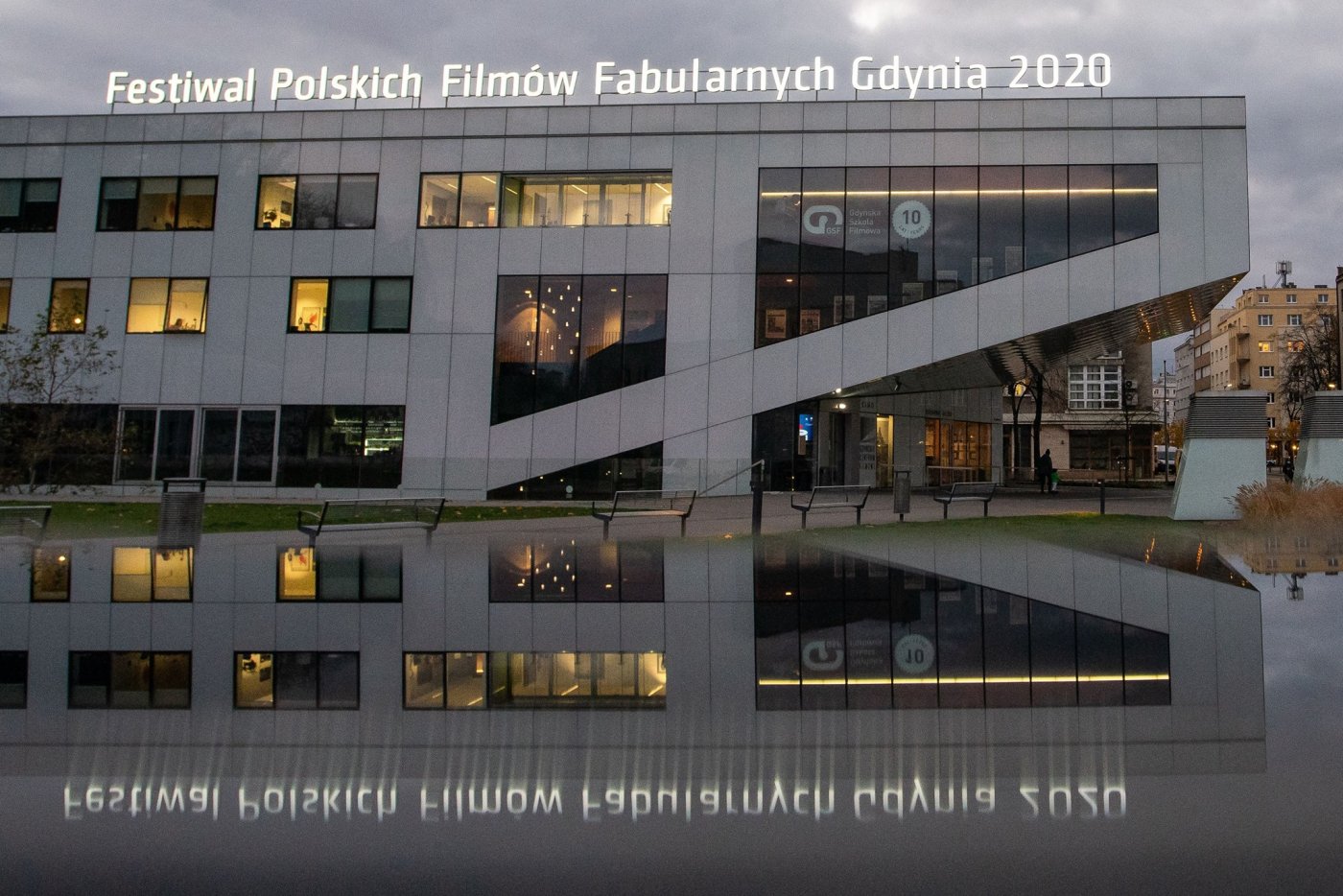 Na zdjęciu Gdyńskie Centrum Filmowe z neonem 45. FPFF//fot. Anna Rezulak