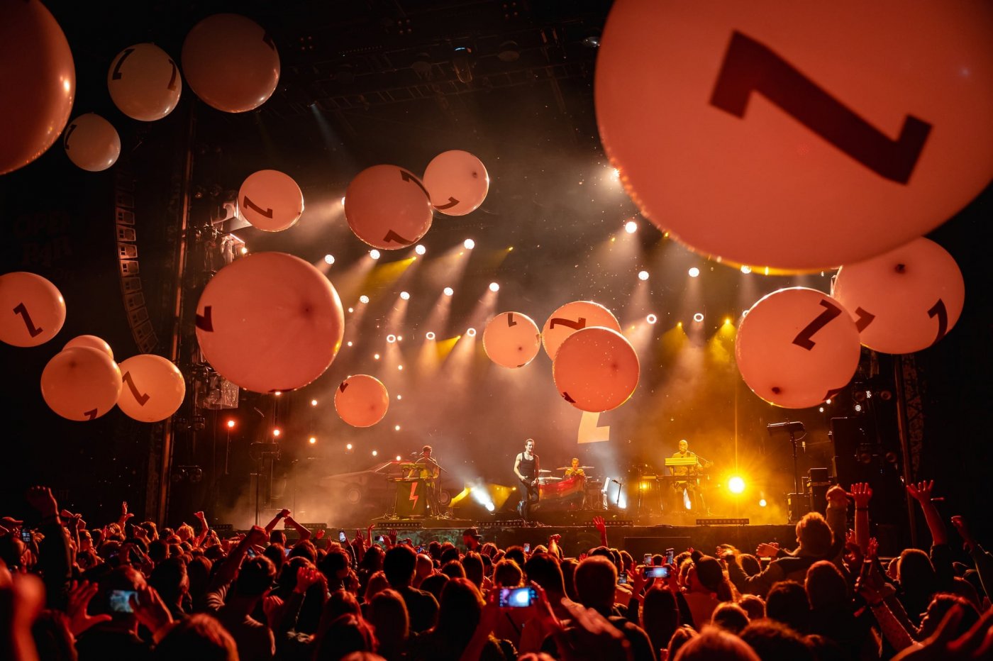 Balony lecące ze sceny podczas koncertu Zalewskiego // fot. materiały Alter Art (http://facebook.com/openerpark2021)